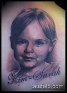 Фото татуировки с изображением портрета маленькой девочки и надписью 'Kim-Sarah'. Трогательный и личный мотив.
