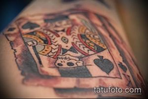 Фото татуировки на руке: изображение Валета пик, выполненное в технике blackwork. Рисунок татуировки с использованием только черного цвета.