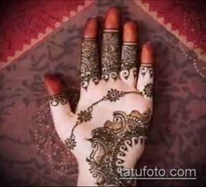 Фото тату хной на ладони, сложный геометрический узор, коричневые оттенки, традиционный стиль, детальная проработка.