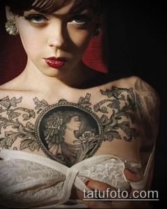 Фото тату портрета женщины в овальной рамке на груди. Черно-серый рисунок с детальной проработкой.