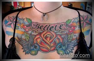 Фото тату с яркой розой, звездами и надписью "Believe" на груди девушки. Рисунок выполнен в стиле олдскул с использованием ярких цветов.