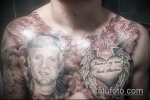 Фото тату на груди мужчины: портрет умершего человека в облаках, сердце с крыльями и надпись "Forever in my heart".