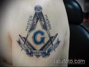 Фото тату масонской символики с изображением циркуля, угольника и буквы G на предплечье.