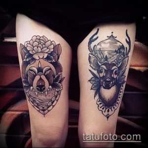 Фото тату на бедрах: стилизованные головы волка и оленя в технике Blackwork с цветочными элементами и геометрическим орнаментом.