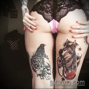 Фото тату на бедрах: реалистичный ворон с черепом и лошадиная голова с розой, выполненные в черно-серых тонах. Детализированный рисунок татуировки.