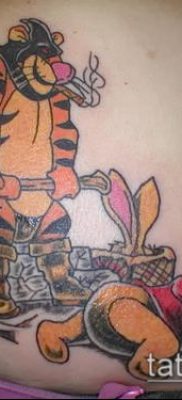 Смешная татуировка с палачем — сюжет виннипух и тигра — пример на фото