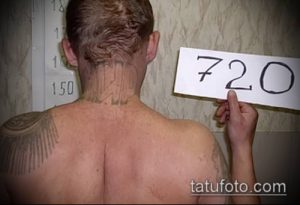 Фото татуировки на спине с изображением геометрических узоров и линий, выполненной в черно-белых тонах.