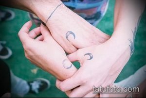 Фото тату: парные татуировки в виде полумесяцев на руках двух людей. Минималистичный дизайн, символизирующий связь и единство.