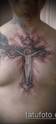 Пример распятия в татуировке на груди у мужчины — фото вариант
