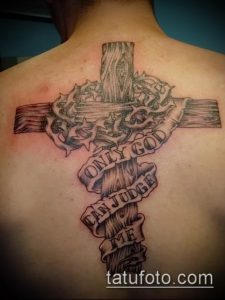 Фото тату креста на спине с надписью 'Only God Can Judge Me'. Черно-серый рисунок татуировки с детальной проработкой.