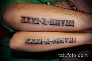 Фото тату: парные татуировки на предплечьях с римскими цифрами 'XXXI-X-MMVIII', выполненные в сером цвете. Символизируют связь и общие даты.