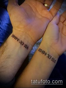 Фото тату: парные татуировки на запястьях с римскими цифрами 'VII-IX-MMII', выполненные в черном цвете. Символизируют связь и общие даты.