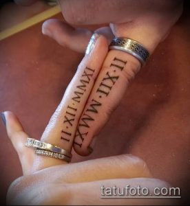 Фото тату: Парные татуировки с римскими цифрами 'II-XI-MMWM-IX' на пальцах. Нежный и романтичный дизайн.