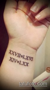 Фото татуировки на запястье с римскими цифрами XXVII-LXXVI и XIV-LXX, разделенными сердечками. Нежный и романтичный дизайн.