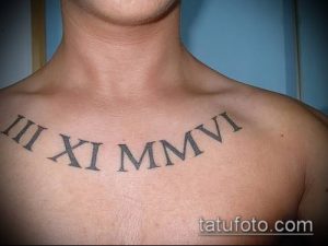 Фото тату на груди с черными римскими цифрами. Эскиз татуировки выполнен четким шрифтом, символизирующим важную дату или событие.