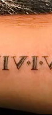 пример римских цифр в татуировке на запястье — фото вариант