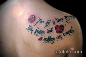 Фото тату: два небольших сердца и надпись "Love she is more precious than rubies and nothing can compare". Эмоциональный эскиз татуировки для выражения чувств.