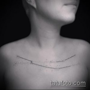 Фото тату созвездия на груди, выполненное точками. Элегантный и минималистичный рисунок татуировки для девушек.