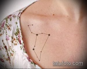 Фото тату созвездия на плече, выполненное тонкими линиями и точками. Нежный и изящный рисунок татуировки для девушек.