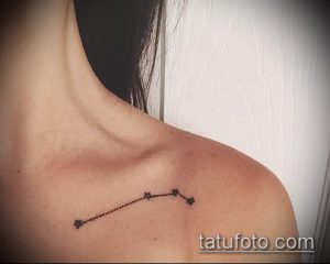 Фото тату: Изящное изображение созвездия, выполненное тонкими линиями, расположено на ключице, выглядит очень нежно и женственно.