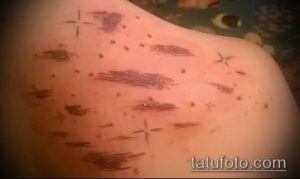 Фото тату: Размытое изображение созвездия с точками и линиями, расположенное на плече, выглядит как небрежный эскиз.