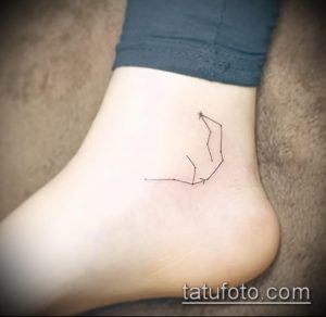 Фото тату: Изящное изображение созвездия, выполненное тонкими линиями на лодыжке. Небольшой рисунок татуировки в стиле дотворк.