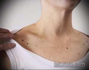 Фото тату созвездия на шее. Рисунок выполнен тонкими линиями и выглядит очень нежно и женственно. Дополняют рисунок маленькие звезды.