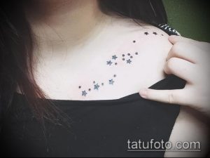 Фото изящной татуировки созвездия Большой Медведицы на плече девушки. Маленькие звезды и тонкие линии создают нежный и воздушный образ.