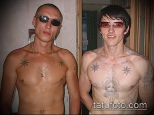 Фото тату звезд и религиозных символов на груди и руках двух мужчин, выполненное в черно-серых тонах.