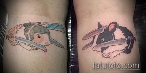 Фото парных тату кроликов с ножами. Один кролик в шлеме, другой в черной маске. Рисунок выполнен в минималистичном стиле с использованием темных цветов.