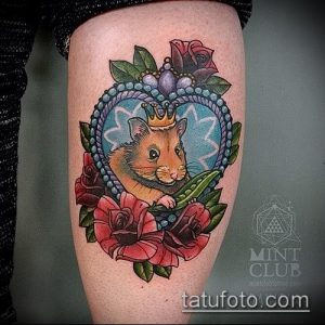 Фото тату морской свинки в стиле Old School на бедре. Яркие цвета, четкие контуры и традиционные элементы дизайна.
