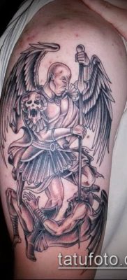 пример рисунка черта в готовый татуировке — фото