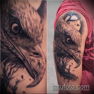 Фото черно-белой татуировки орла на плече, выполненной в реалистичном стиле с высокой детализацией. Изображение орла с расправленными крыльями и луной на фоне.