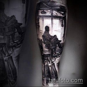 Фото тату в стиле blackwork на руке. Изображение мужчины, сидящего в кресле у окна. Детализированный рисунок с использованием только черного цвета.