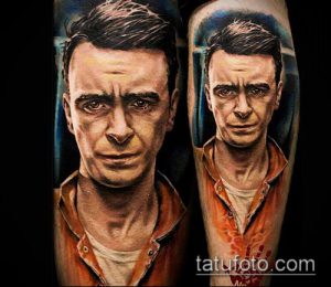 Фото тату персонажа из сериала The Walking Dead на предплечье. Реалистичный рисунок с детальной проработкой лица и одежды. Идеально для поклонников зомби-апокалипсиса.
