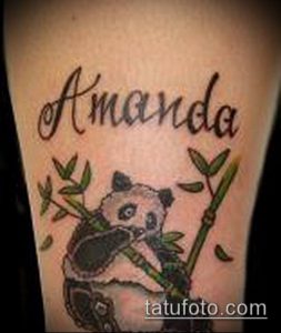 Фото тату: милая панда, сидящая среди бамбука, с надписью "Amanda" над ней. Нежный и запоминающийся дизайн.