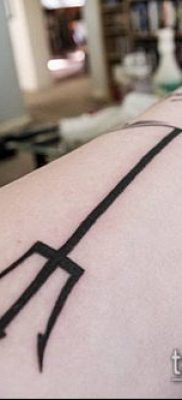 ТАТУИРОВКА ТРЕЗУБЕЦ №768 — уникальный вариант рисунка, который успешно можно использовать для доработки и нанесения как татуировка трезубец на шее