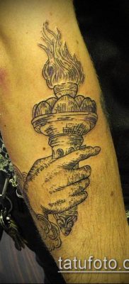 ТАТУИРОВКА ФАКЕЛ №94 — классный вариант рисунка, который удачно можно использовать для переделки и нанесения как татуировка факел с колючей проволокой
