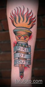 Фото тату факела с надписью "Spirit of Youth". Традиционный стиль, яркие цвета, четкие линии. Идеи для тату, эскизы.