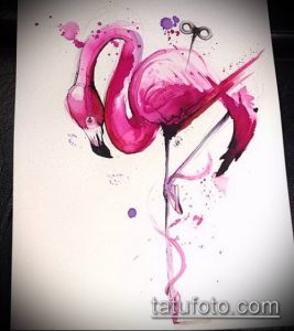 Фото тату: акварельный рисунок фламинго с брызгами краски. Нежный и романтичный эскиз тату для любителей искусства и оригинальных идей.