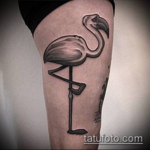 Фото тату фламинго на бедре, выполненное в технике blackwork с четкими линиями и минимальным количеством деталей.