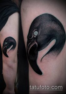 Фото тату головы ворона в стиле blackwork. Четкий и контрастный рисунок на плече. Минималистичная татуировка.