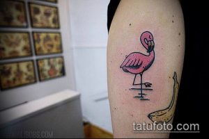 Необычная татуировка фламинго и банана в минималистичном стиле. Простые линии и яркие цвета делают этот рисунок оригинальным и запоминающимся.