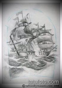 Фото эскиза татуировки морского боя с двумя парусниками, сражающимися на волнах. Драматичный рисунок татуировки, выполненный карандашом.