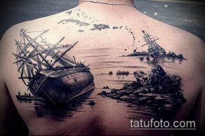 Фото тату: детализированный рисунок затонувшего корабля и скал, выполненный на спине в черно-серых тонах.
