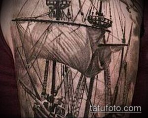 Фото тату: детализированный рисунок парусника, выполненный в стиле blackwork с использованием только черных линий и точек.