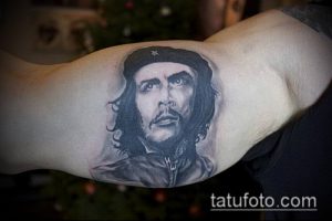 Фото татуировки с изображением портрета Че Гевары в берете на плече. Черно-серый реалистичный рисунок татуировки с детальной проработкой лица.
