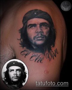 Фото тату: портрет Че Гевары на плече с надписью 'El Che Vive' и миниатюрной копией татуировки внизу.