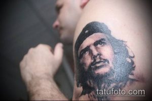 Черно-серое фото тату портрета Че Гевары на руке. Детализированный рисунок, реалистичная проработка лица и бороды.