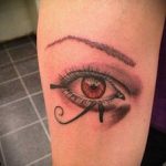 глаз гора тату №264 - прикольный вариант рисунка, который легко можно использовать для переделки и нанесения как глаз гора тату на запястье